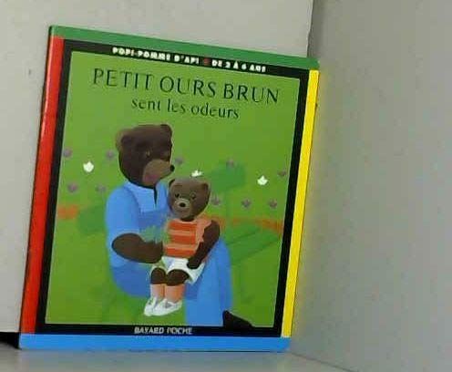 Petit ours brun sent les odeurs