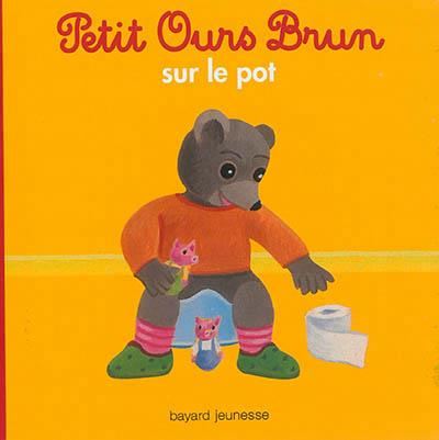 Petit Ours brun sur le pot